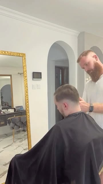 Tuns în lucru, în fața celor două arcade din peretele alb al salonului